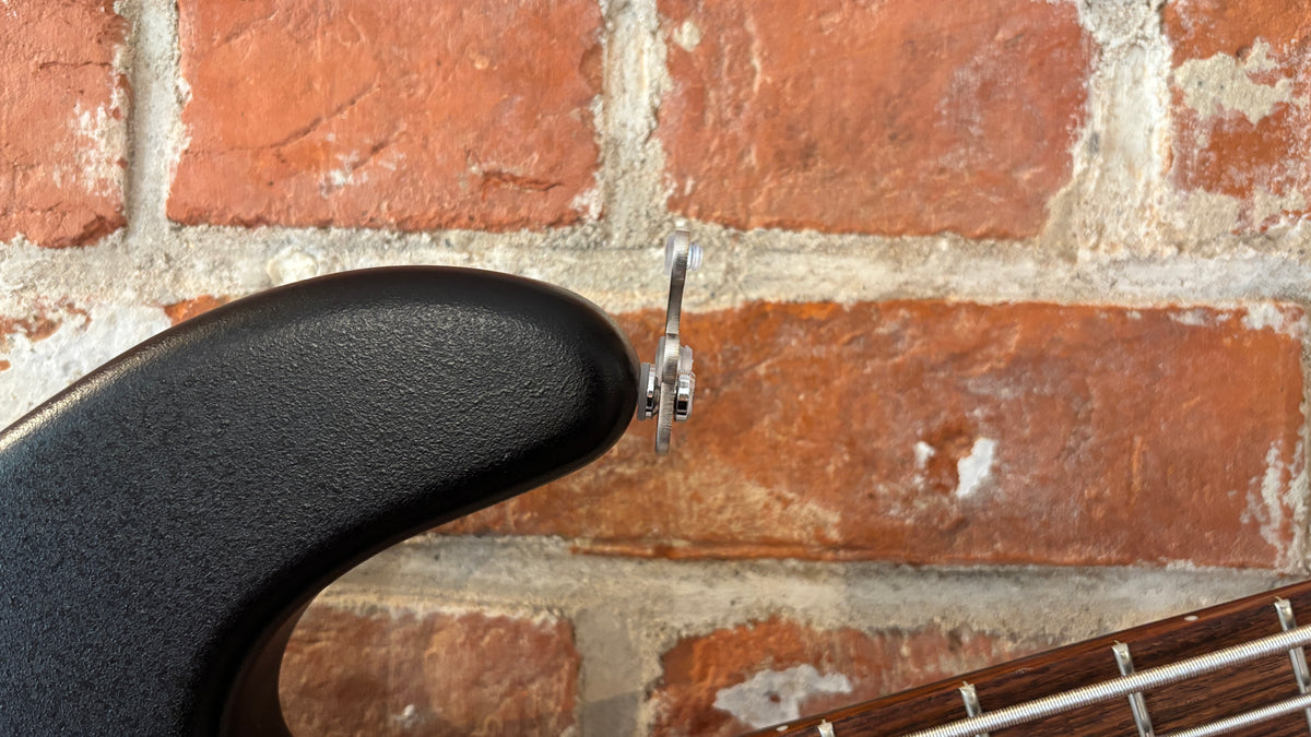 WALLter / für Gitarren & Bässe mit beiden Gurtpins auf der Zarge / mit Instrument