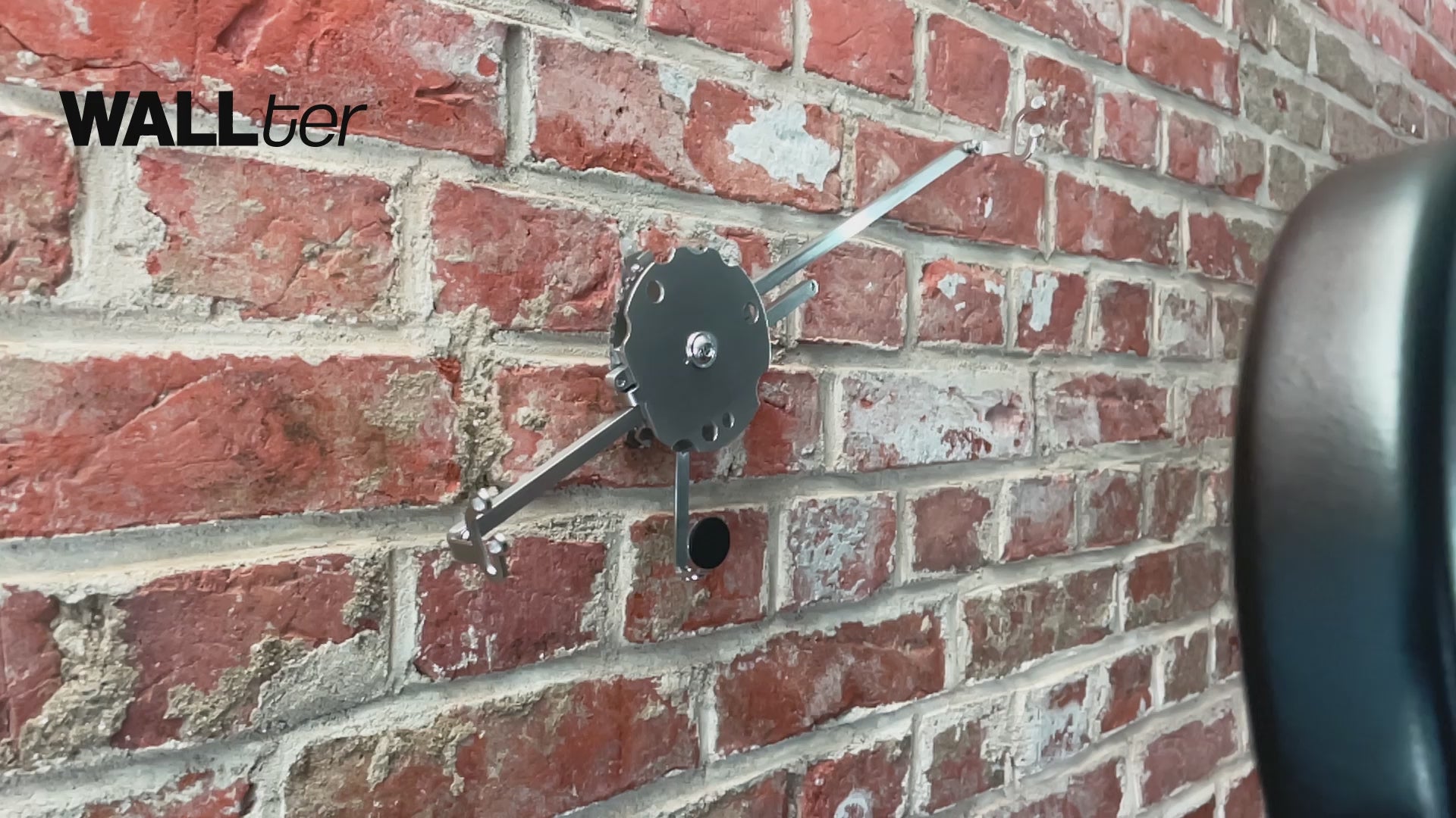 WALLter – nahezu unsichtbarer horizontaler Wandhalter, der dein Instrument an den Gurtpins hält!